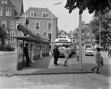 126089 Gezicht op de bushalte voor streekbussen aan het Janskerkhof te Utrecht.